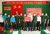 Đại tá Hoàng Văn Thành, Phó Chính ủy BĐBP Bình Phước tiếp nhận bảng tượng trưng tổng trị giá vật chất Ủy ban MTTQVN TPHCM trao tặng