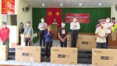Huyện Lộc Ninh trao tặng tivi cho hộ DTTS nghèo
