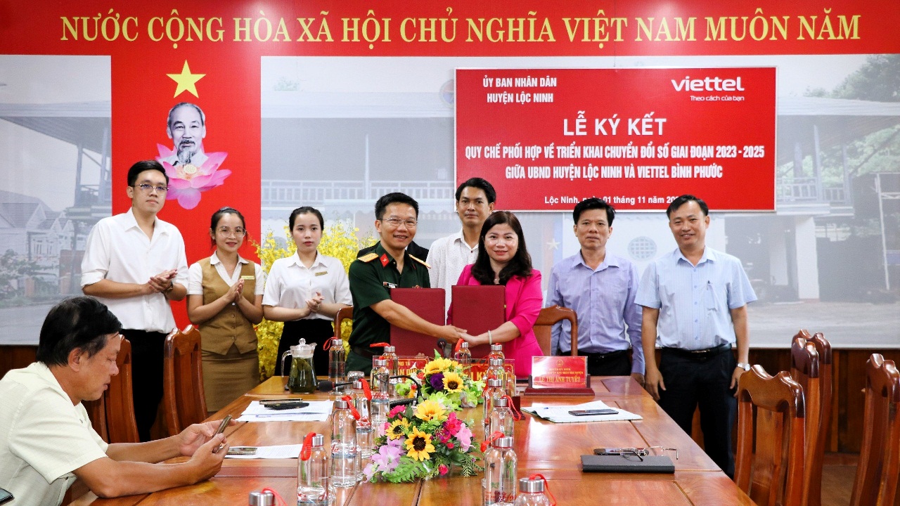 UBND huyện Lộc Ninh phối hợp với Viettel Bình Phước – Chi nhánh Tập đoàn Công nghiệp - Viễn thông Quân đội ký kết hợp tác triển khai về chuyển đổi số