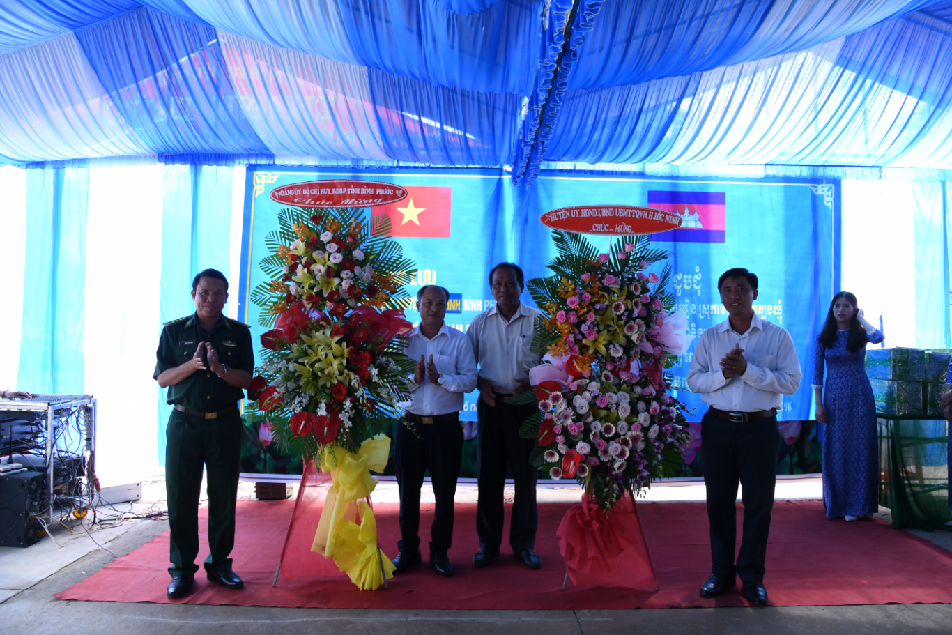 Lãnh đạo BĐBP tỉnh Bình Phước và UBND huyện Lộc Ninh, Bình Phước tặng hoa chúc mừng tại buổi giao lưu