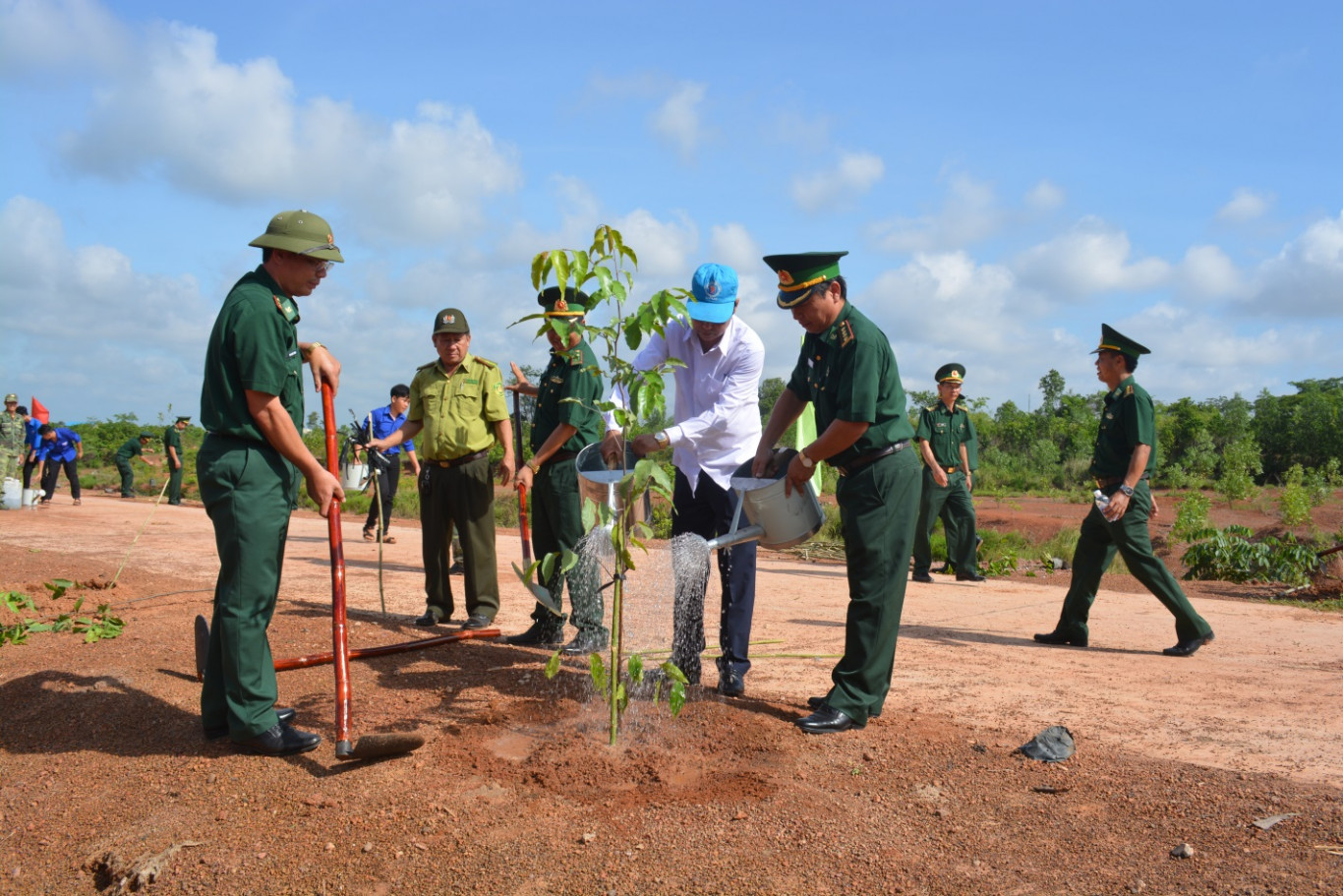 Lãnh đạo Bộ chỉ huy BĐBP tỉnh và lãnh đạo huyện Lộc Ninh tham gia Tết trồng cây “Đời dời nhớ ơn Bác Hồ vĩ đại”
