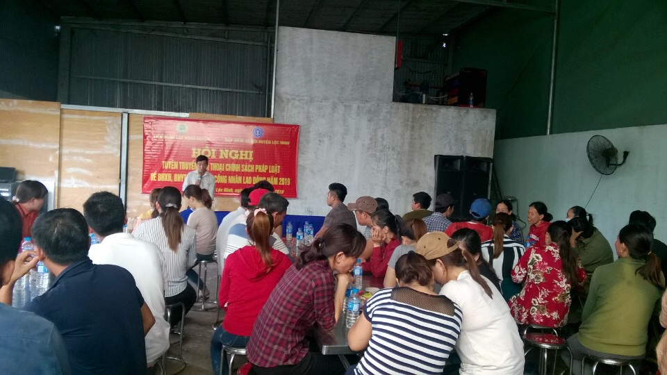 viên Bảo hiểm xã hội huyện Huỳnh Anh Tuấn triển khai một số chính sách BHXH, BHYT, BHTN cho công nhân lao động tại công ty