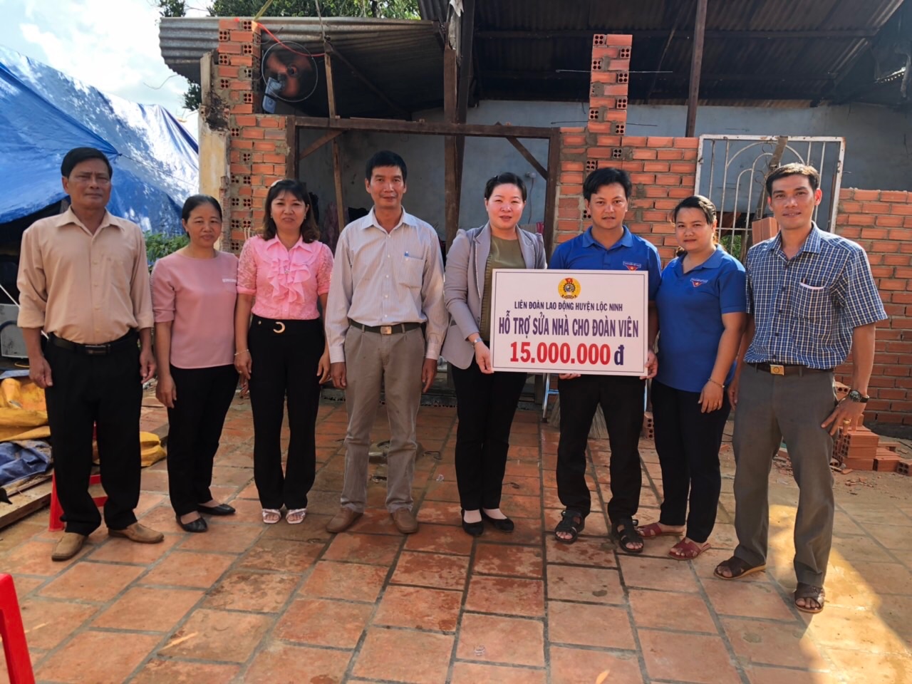 Đ/c Đinh Thị Mỹ Hạnh-Chủ tịch LĐLĐ huyện trao tiền hỗ trợ sửa chữa nhà cho đ/c Thương