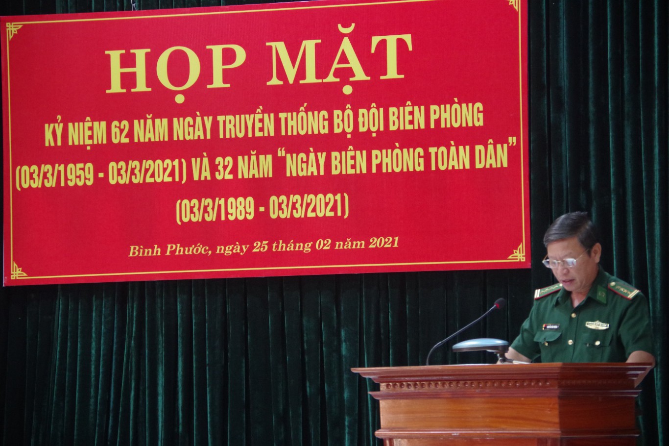 Đại tá Nguyễn Văn Phương, Chính ủy Bộ đội Biên phòng tỉnh đọc diễn văn ôn lại Truyền thống Bộ đội Biên phòng