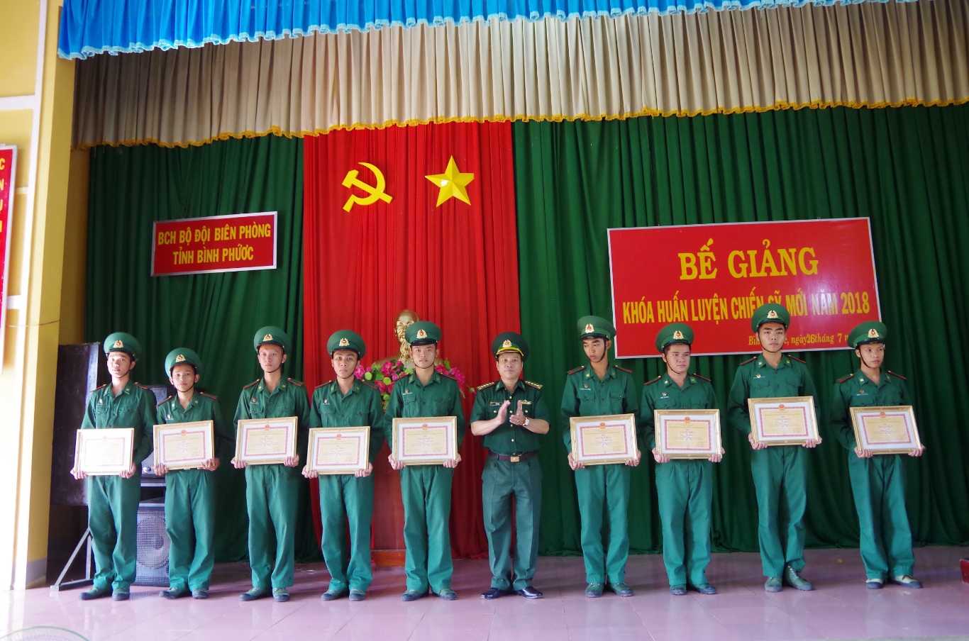 Đại tá Lê Đa Tịnh trao giấy khen của bộ chỉ huy cho các chiến sĩ hoàn thành xuất sắc nhiệm vụ huấn luyện