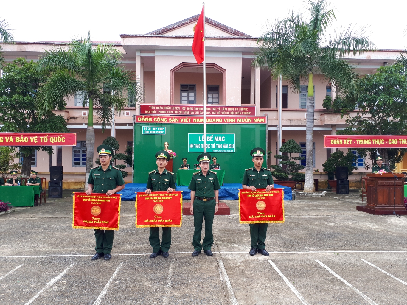 Đại tá Nguyễn Xuân Bắc, Phó chỉ huy trưởng nghiệp vụ trao giải Nhất, Nhì, Ba toàn đoàn cho các đơn vị đạt giải.