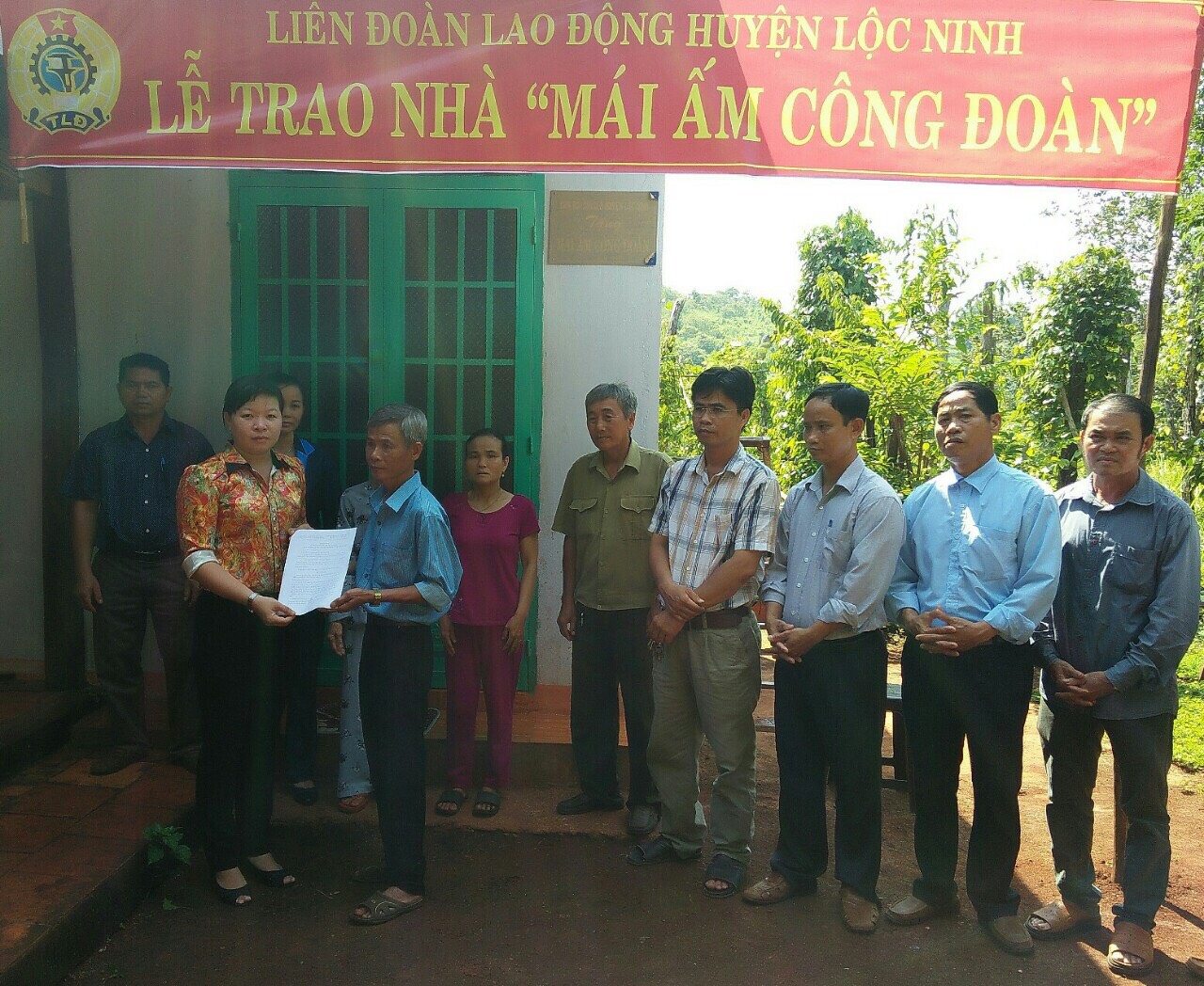 Liên đoàn lao động huyện Lộc Ninh  trao nhà Mái ấm Công đoàn cho CNVCLĐ có hoàn cảnh khó khăn về nhà ở