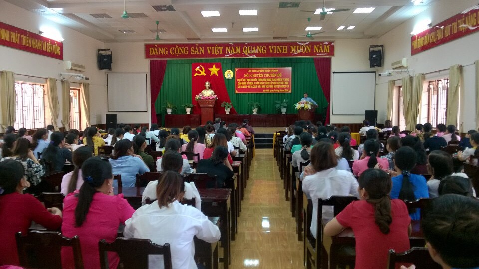 Toàn cảnh nữ cán bộ, đoàn viên, CNVCLĐ huyện Lộc Ninh tham dự buổi nói chuyện chuyên đề