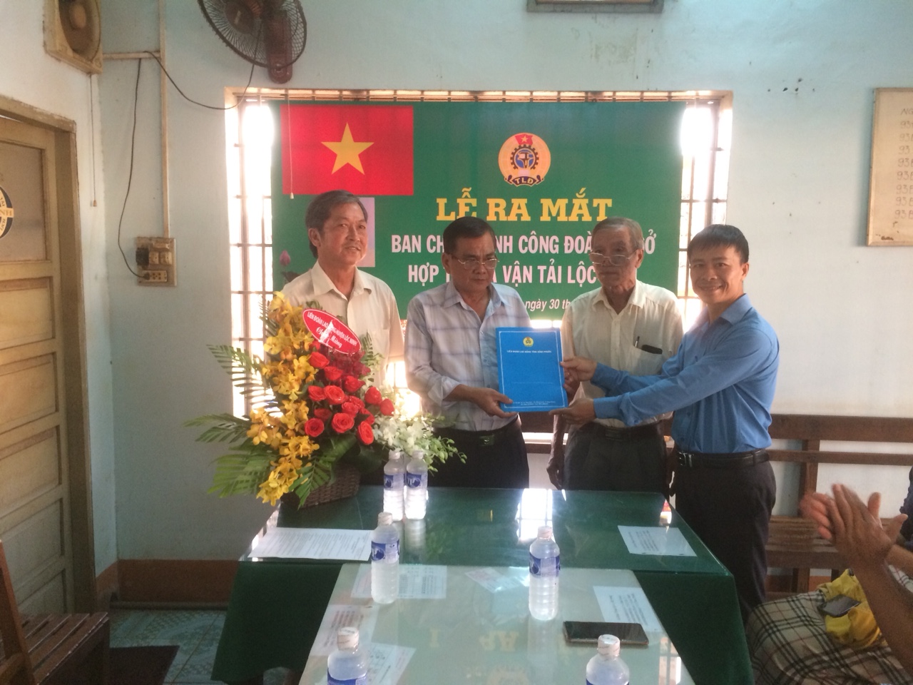 Đồng chí Nguyễn Đức Quang - Phó chủ tịch LĐLĐ huyện trao quyết định BCH lâm thời