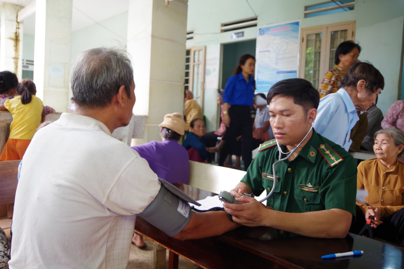 Khánh bệnh cho nhân dân xã biên giới Lộc Thành