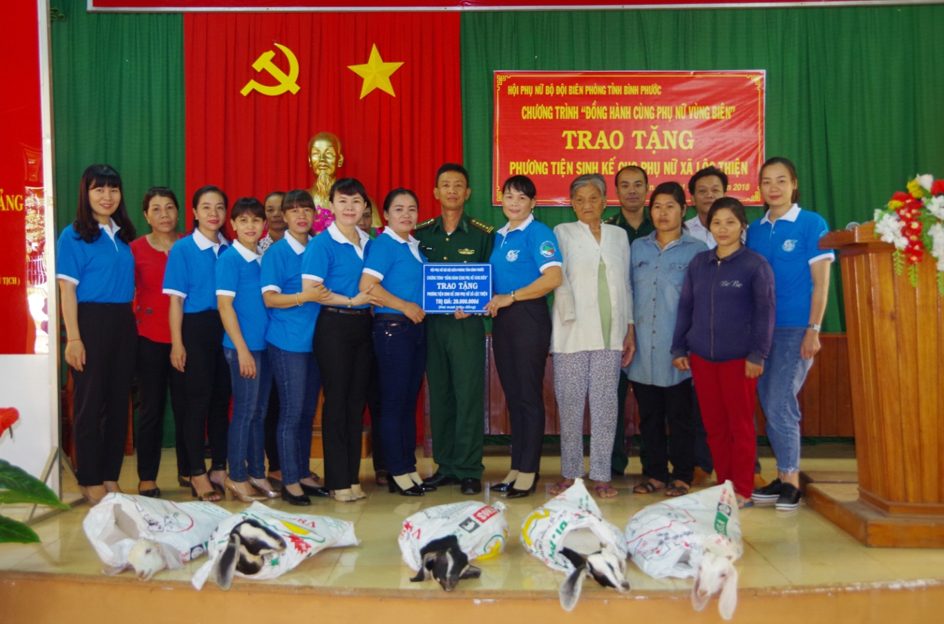 Hội Phụ nữ Bộ đội Biên phòng tỉnh Bình Phước trao phương tiện sinh kế cho phụ nữ nghèo vùng biên