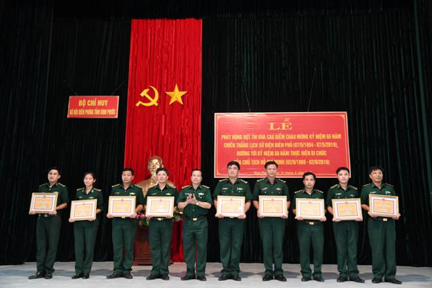 Bộ chỉ huy Bộ đội Biên phòng tỉnh trao thưởng cho các tập thể, cá nhân có thành tích xuất sắc trong đợt thi đua đặc biệt chào mừng kỷ niệm 30/60