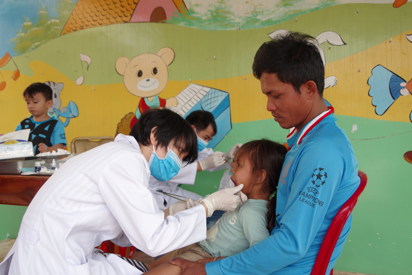 Đồn Biên phòng cửa khẩu Tà Vát tổ chức khám bệnh, cấp phát thuốc miễn phí và tặng quà cho nhân dân xã Lộc Thịnh