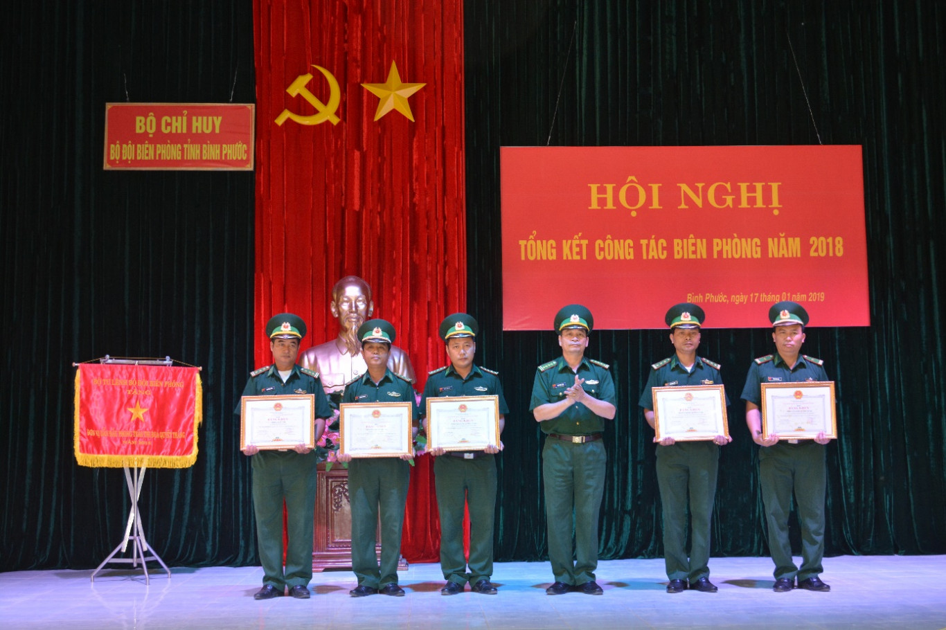 Đại tá Bùi Minh Soái, Chỉ huy trưởng BĐBP tỉnh trao bằng khen của Ủy ban nhân dân tỉnh cho các tập thể, cá nhân tại Hội nghị.