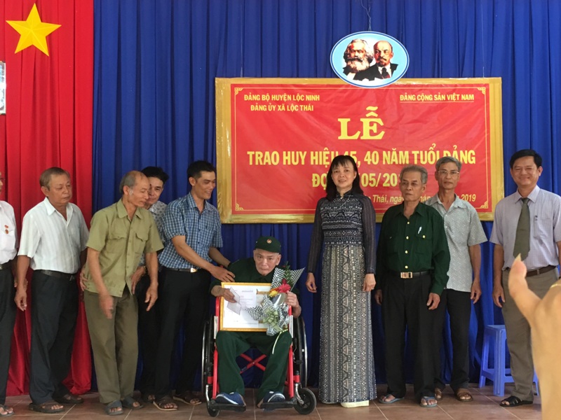 Xã Lộc Thái tổ chức Lễ trao tặng Huy hiệu 55 năm, 50 năm,  45 và 40 năm tuổi Đảng đợt 19/5/2019