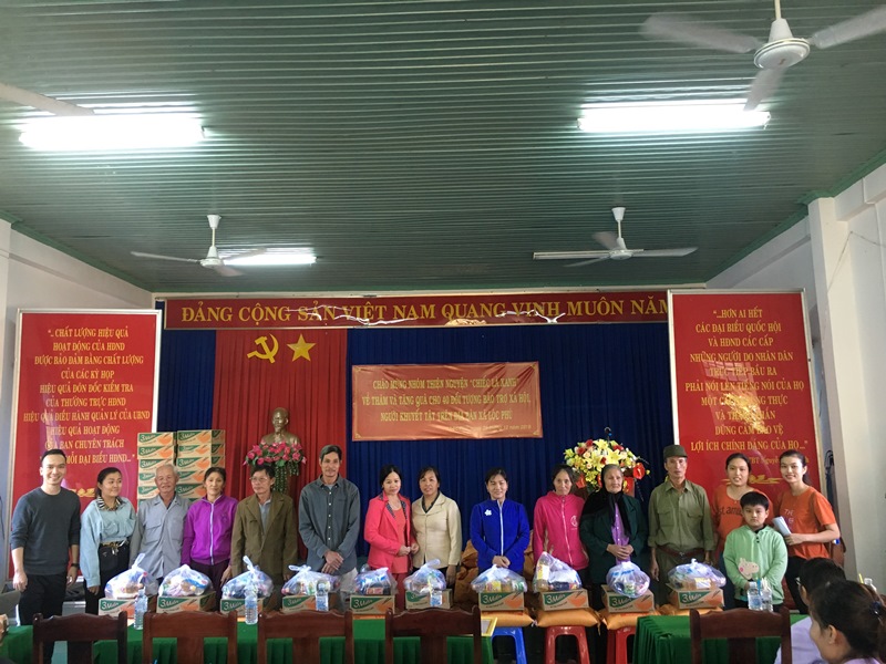 Hội Bảo trợ Người khuyết tật - Trẻ mồ côi và Bệnh nhân nghèo huyện Lộc Ninh phối hợp tặng quà cho các hộ nghèo, đối tượng  bảo trợ xã hội các xã Lộc Thuận, Lộc Phú