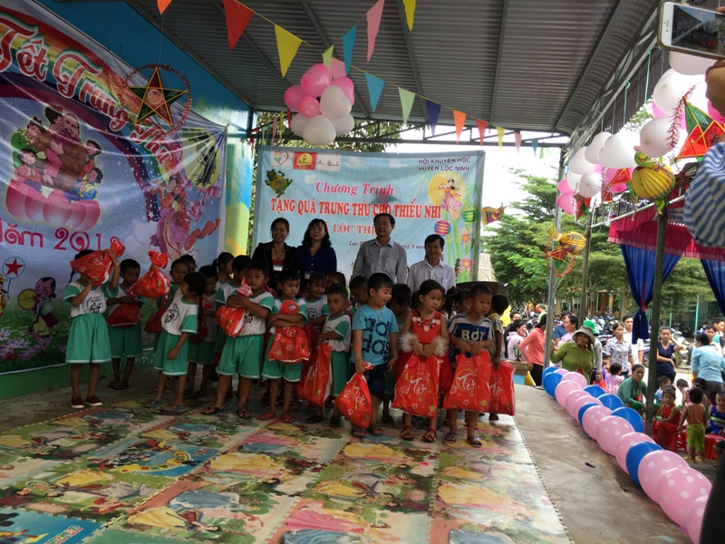 Hội Khuyến học huyện Lộc Ninh phối hợp tặng quà Trung thu  tại xã Lộc Thịnh