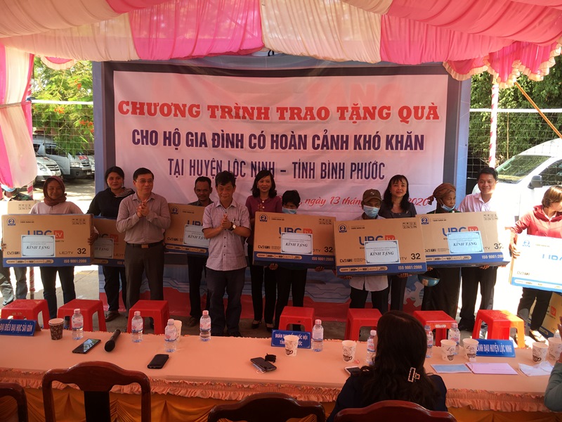 Huyện Lộc Ninh tiếp nhận xe chuyển bệnh nhân miễn phí và ti-vi cho hộ nghèo
