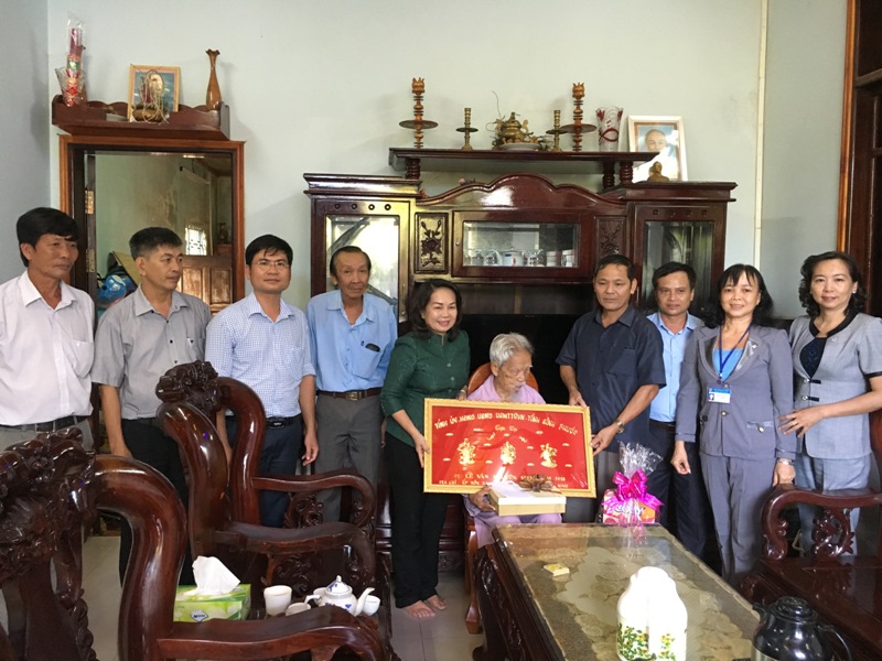 Lãnh đạo tỉnh Bình Phước đi thăm, chúc thọ, mừng thọ các cụ cao tuổi huyện Lộc Ninh nhân Ngày Quốc tế Người cao tuổi 01/10/2018