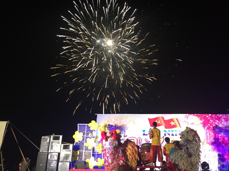 Bắn pháo hoa, biểu diễn Lân – Sư – Rồng năm 2016