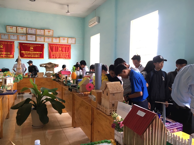 Ban Tổ chức Cuộc thi Sáng tạo Thanh thiếu niên, nhi đồng huyện Lộc Ninh lần XI, năm 2017-2018 tổ chức chấm giải các mô hình, sản phẩm