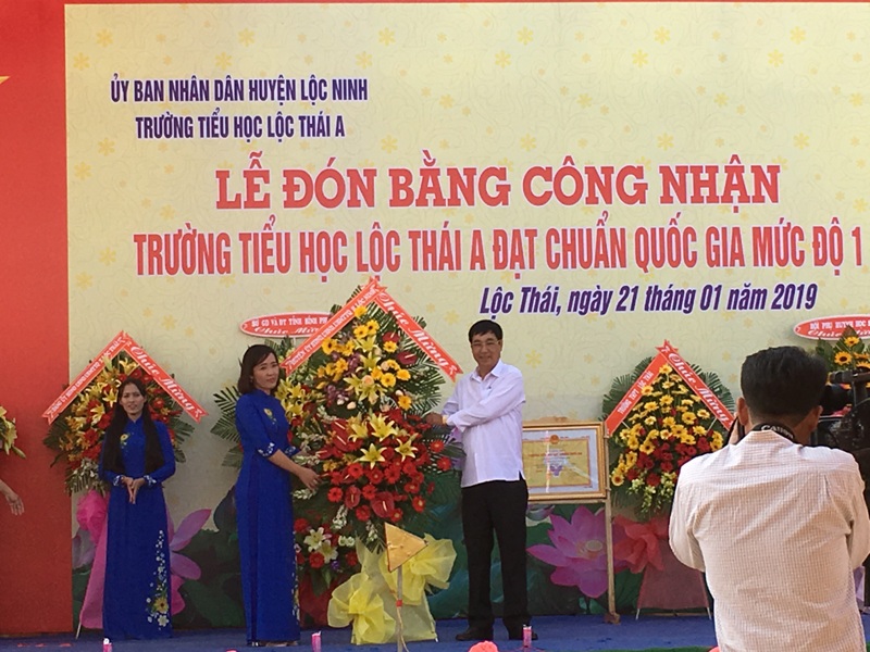 Huyện Lộc Ninh tổ chức Lễ đón nhận Bằng công nhận  Trường Tiểu học Lộc Thái A đạt chuẩn Quốc gia mức độ I