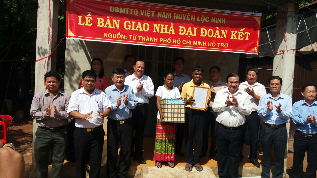 Lãnh đạo UBMTTQVN tỉnh bàn giao 5 căn nhà Đại đoàn kết cho hộ nghèo tại Lộc Thành