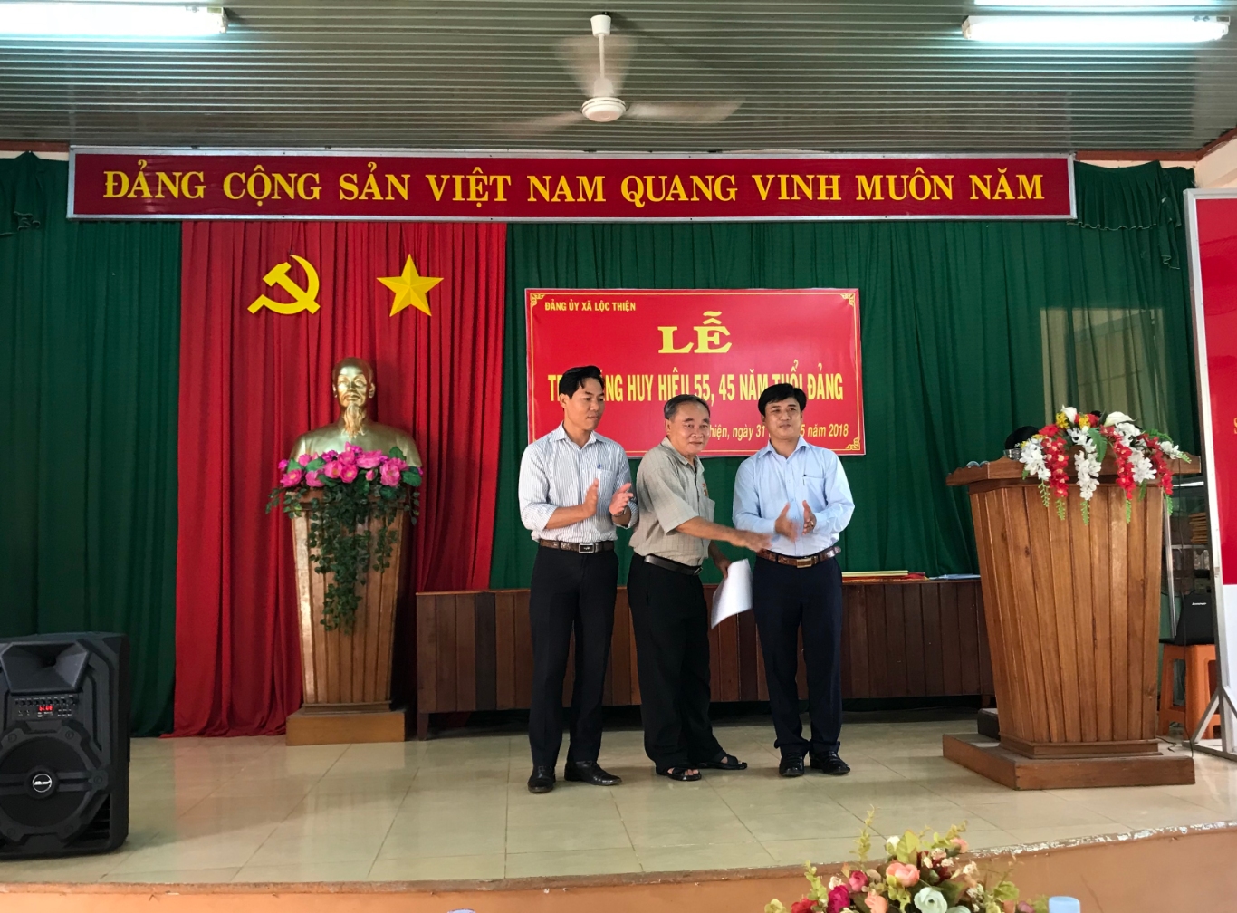 Đảng bộ xã Lộc Thiện trao huy hiệu 55 năm  và 45 năm tuổi Đảng