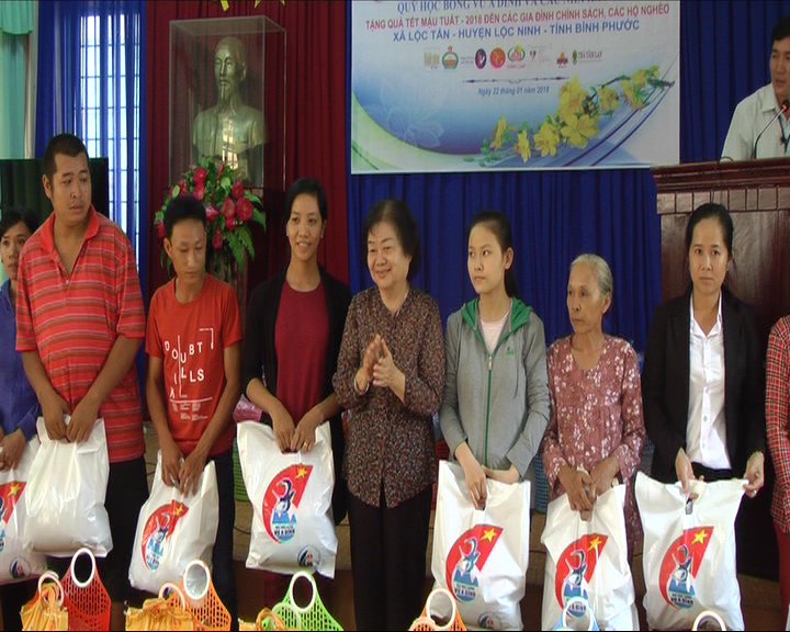 Quỹ học bổng Vừ A Dính tặng quà tết cho gia đình chính sách và hộ nghèo tại xã Lộc An