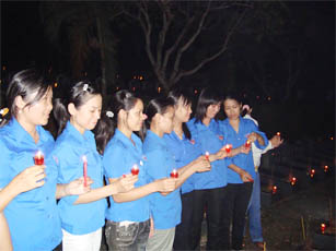 Lễ thắp nến tri ân các anh hùng liệt sĩ tại Nghĩa trang Liệt sĩ huyện Lộc Ninh