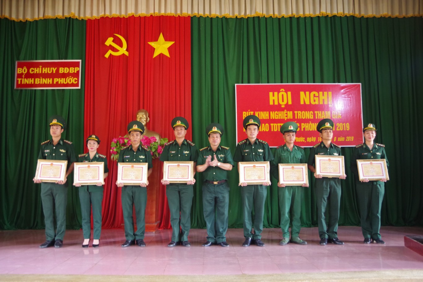 Đại tá Lê Đa Tịnh, Phó Chỉ huy trưởng Tham mưu tác chiến trao giấy khen cho các vận động viên đạt thành tích xuất sắc tại Hội thao TDTT Quốc phòng năm 2019 khu vực phía Nam