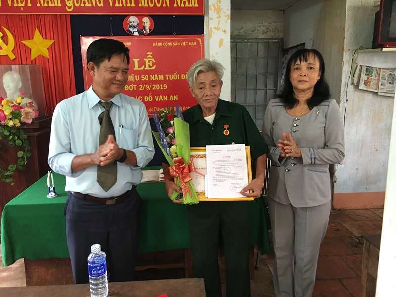 Xã Lộc Thái tổ chức Lễ trao Huy hiệu 50 năm tuổi Đảng đợt 02/9/2019
