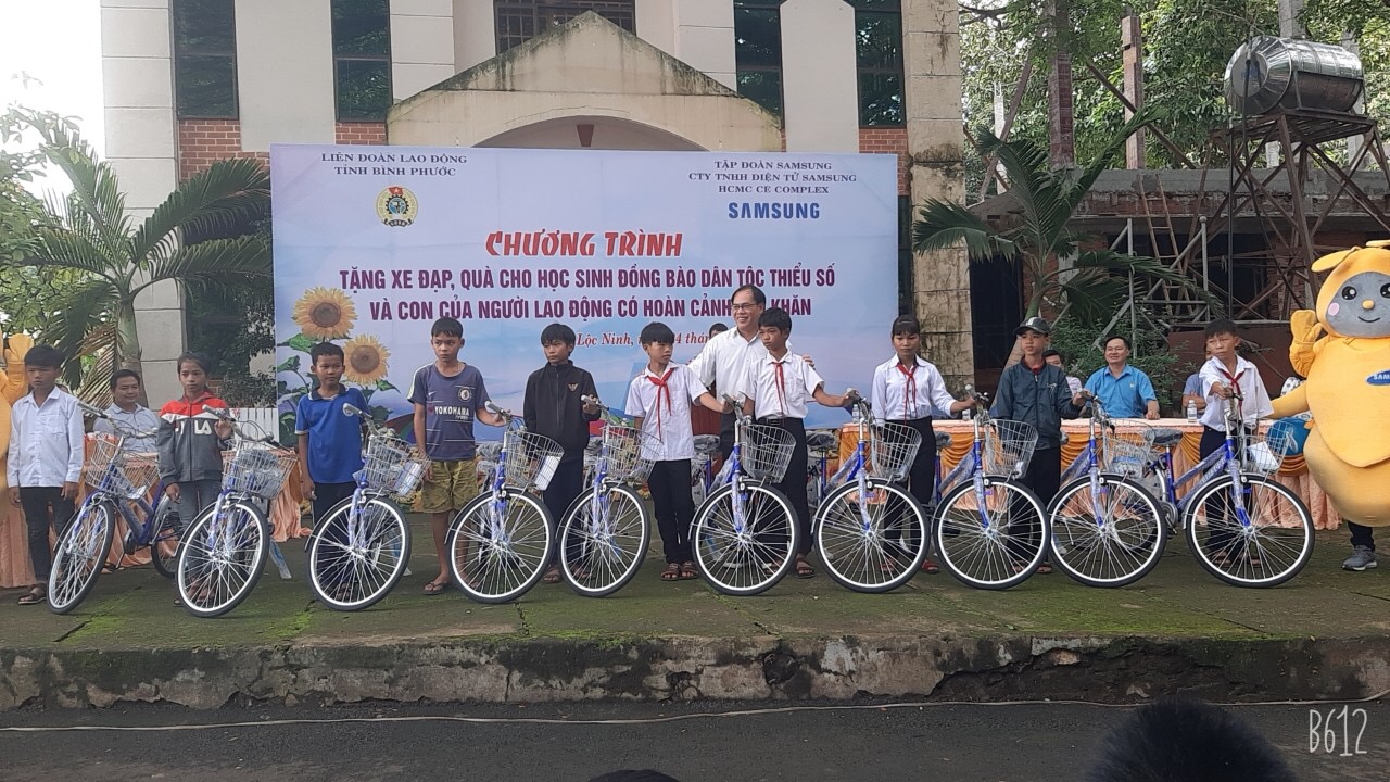 Trao tặng 50 xe đạp cho học sinh có hoàn cảnh khó khăn trên địa bàn huyện Lộc Ninh