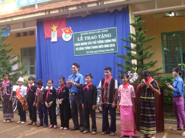 Lộc Ninh: Tổ chức lễ trao tặng khăn quàng của thủ tướng chính phủ và công trình thanh niên năm 2010