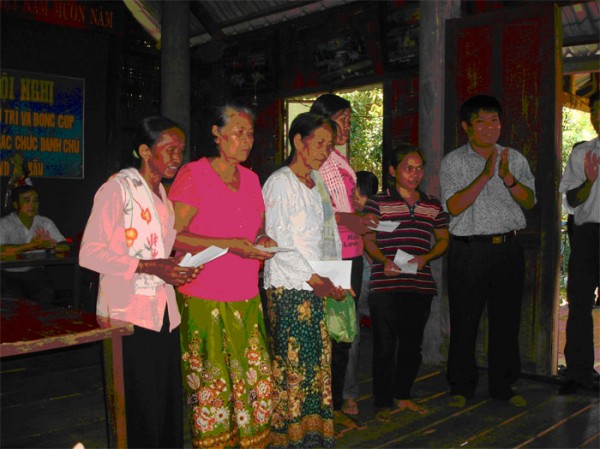 Phối hợp tặng quà cho đồng bào Khmer hai xã Lộc Khánh, Lộc Hưng nhân dịp Lễ Sene Dolta 2010