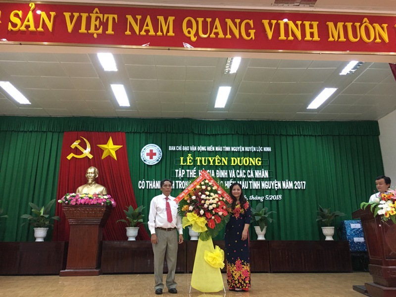 Huyện Lộc Ninh: 233 tập thể, cá nhân, gia đình tiêu biểu trong Phong trào  Hiến máu tình nguyện năm 2017 được tuyên dương, khen thưởng