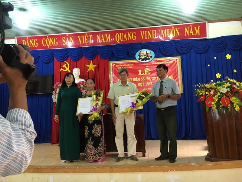 Lộc Thái: Bốn đảng viên được trao tặng Huy hiệu 55 năm, 50 năm  và 30 năm tuổi Đảng đợt 19/5/2018