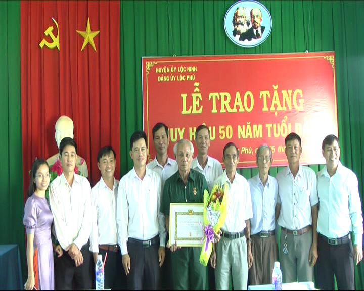 Đảng ủy xã lộc Phú tổ chức lễ trao tặng Huy hiệu 50, 60 năm tuổi Đảng cho 02 đồng chí
