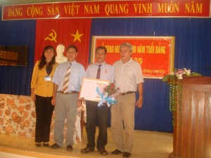 Đảng ủy xã Lộc Thái tổ chức Lễ trao tặng Huy hiệu ba mươi năm tuổi đảng cho đảng viên