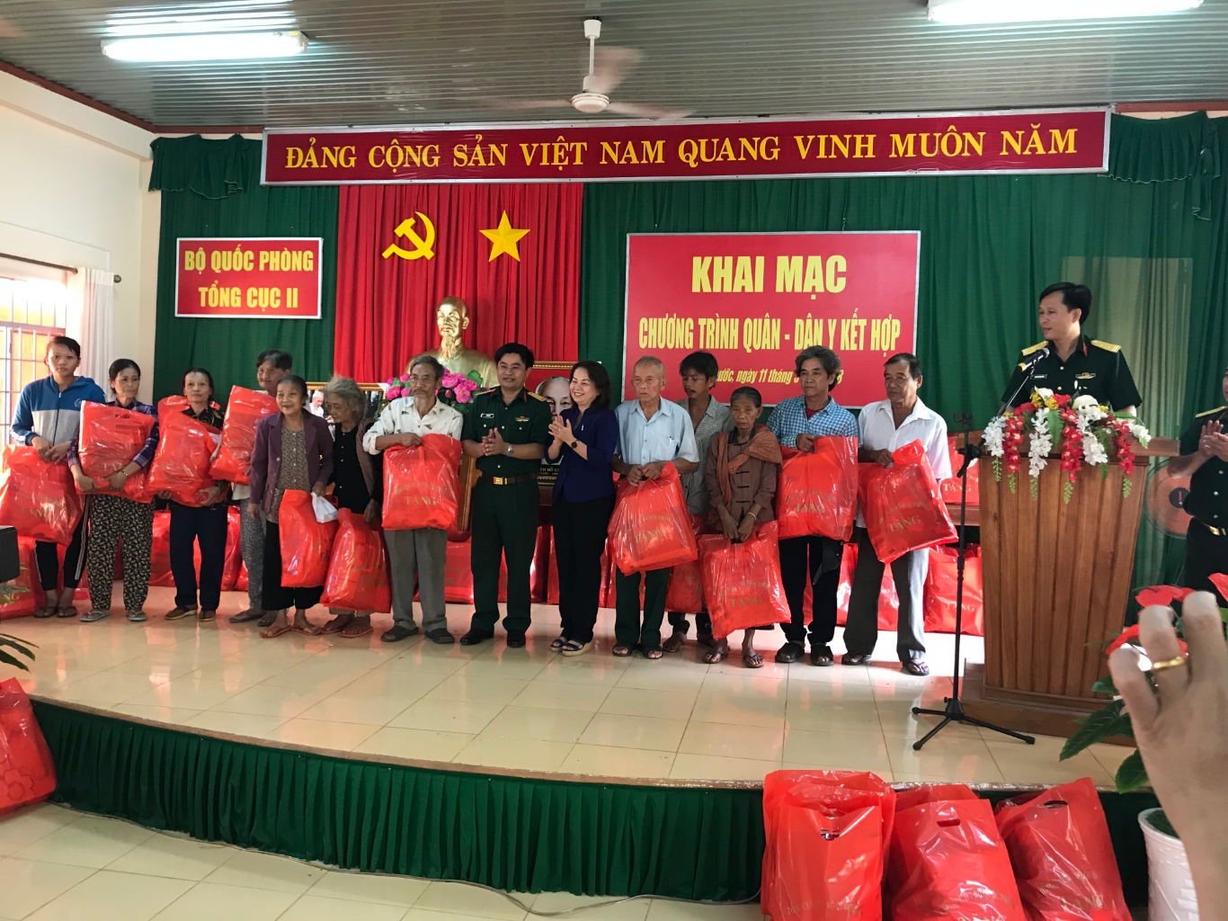 Tổng cục II – Bộ Quốc phòng thăm tặng quà và khám chữa bệnh tại Lộc Thiện, Lộc Ninh