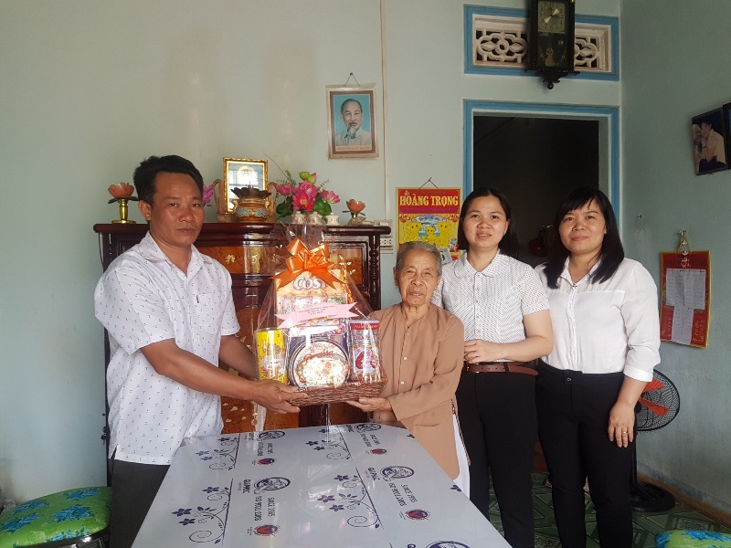 Công đoàn Văn phòng Hội đồng nhân dân - Ủy ban nhân dân huyện  Lộc Ninh thăm hỏi, chúc Tết và tặng quà gia đình chính sách khó khăn