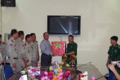 Đại tá Hoàng Văn Thành, Phó Chính ủy BĐBP Bình Phước tặng quà Ty công an tỉnh Kratie nhân dịp tết cổ truyền Chol Chnam Thmay của Campuchia