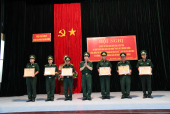 Lãnh đạo Bộ đội Biên phòng tỉnh Bình Phước trao khen thưởng cho tập thể, cá nhân xuất sắc