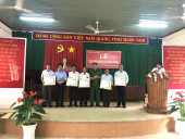 Đảng bộ xã Lộc Thiện trao tặng Huy hiệu 50, 40, 30 năm tuổi Đảng