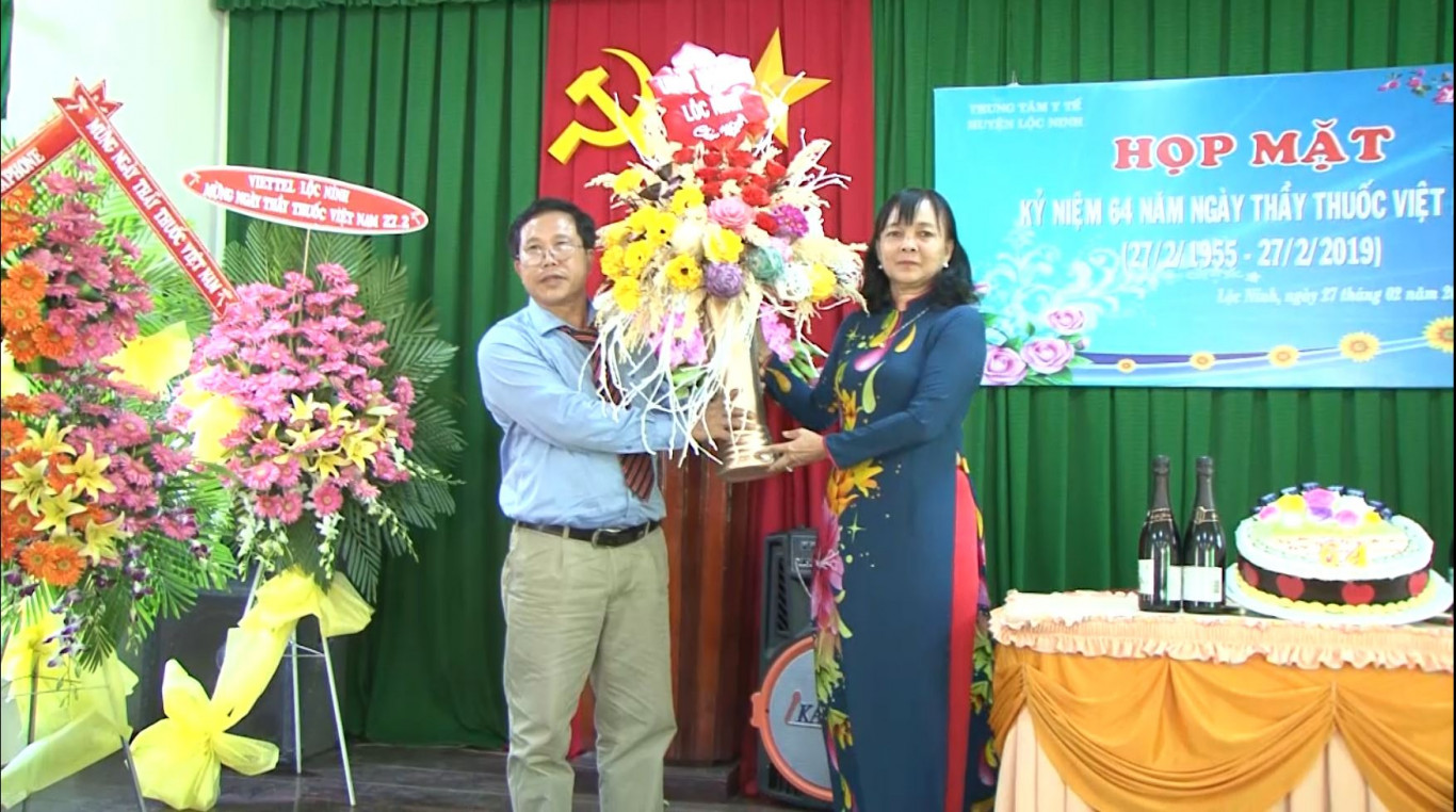 Ngành y tế huyện Lộc Ninh tổ chức họp mặt kỷ niệm 64 năm Ngày Thầy thuốc Việt Nam