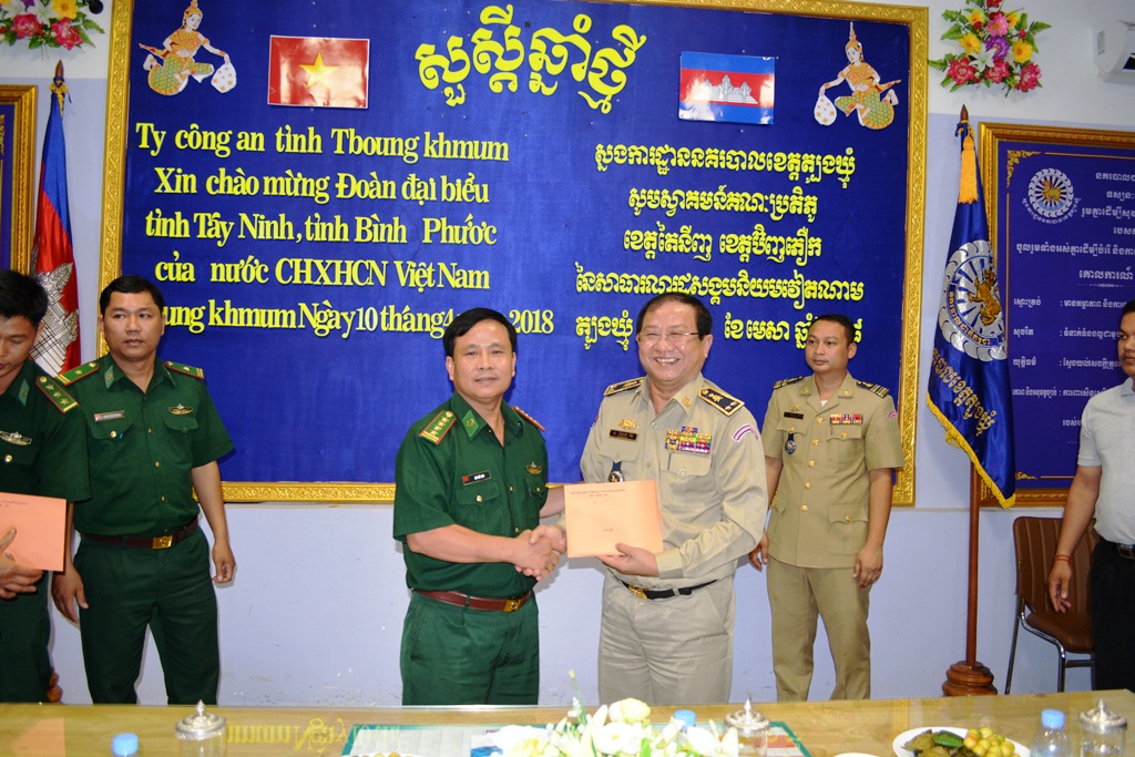 Đại tá Bùi Viết Sơn, Phó Chỉ huy trưởng Nghiệp vụ Ma túy chúc tết, tặng quà Ty Công an tỉnh Tbuong Khmum