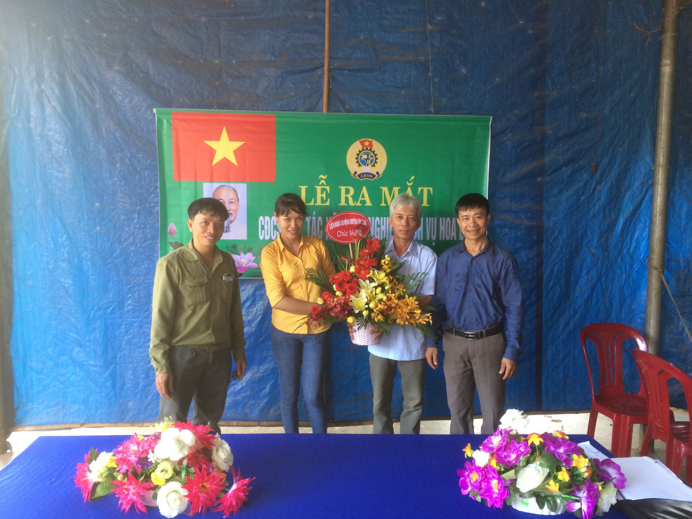 Đ/c Nguyễn Đức Quang-Phó chủ tịch LĐLĐ huyện tặng hoa chúc mừng Ban Chấp hành Công đoàn cơ sở HTX Nông nghiệp dịch vụ Hoa Lư