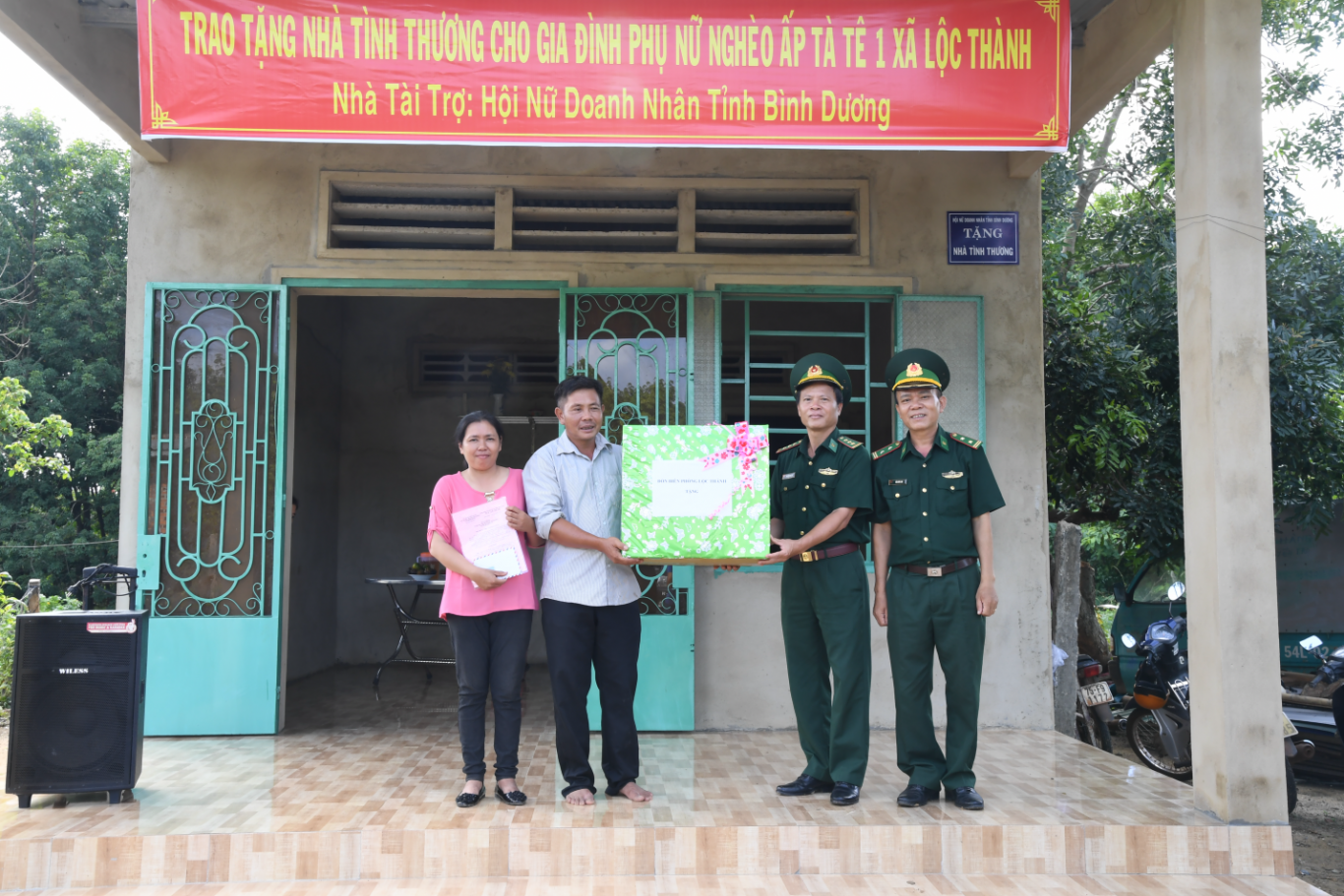 Đồn Biên phòng Lộc Thành, BĐBP tỉnh Bình Phước trao quyết định tặng nhà tình thương và tặng quà cho gia đình chị Hạnh, anh Thuận