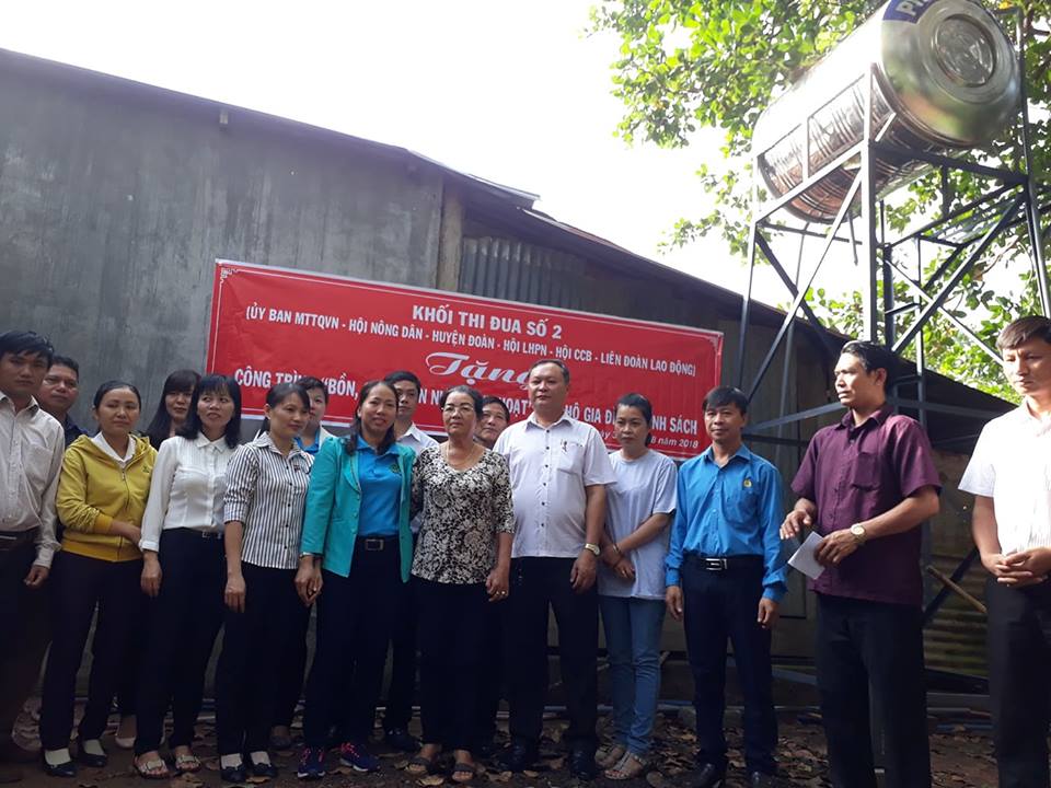 Ông Đinh Văn Hải – CT.UBMTTQVN huyện thay mặt đoàn trao tặng bồn nước cho hộ gia đình