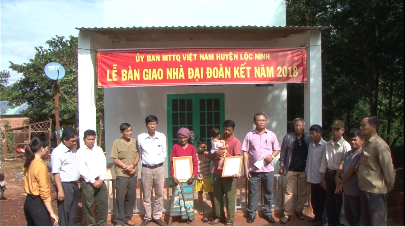 UBMTTQVN  huyện Lộc Ninh trao tặng nhà cho đồng bào dân  tộc thiểu số nghèo xã Lộc An